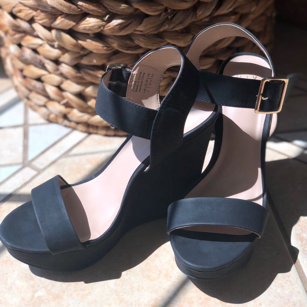 Black wedges!